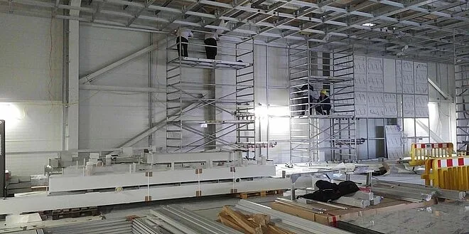 Montage einer technischen Reinraumanlage