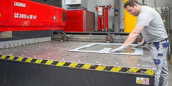 Mitarbeiter bei der Fertigung einer technischen Anlage